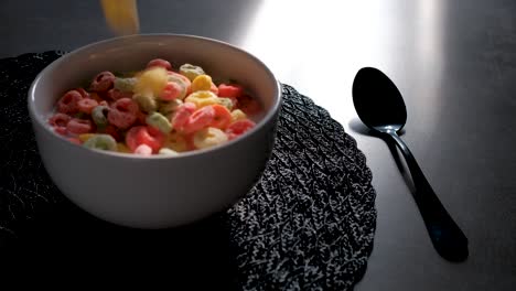 Froot-Loops-Müsli-Wird-In-Eine-Schüssel-Mit-Milch-Gegossen,-Zeitlupe