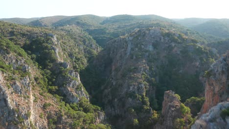 Reveal-shot-ruins-of-a-castle-in-the-middle-of-the-mountains,-Greece