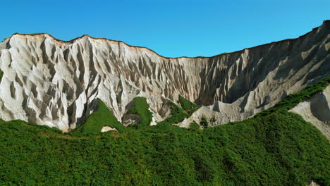 impresionantes acantilados blancos y un valle verde exuberante