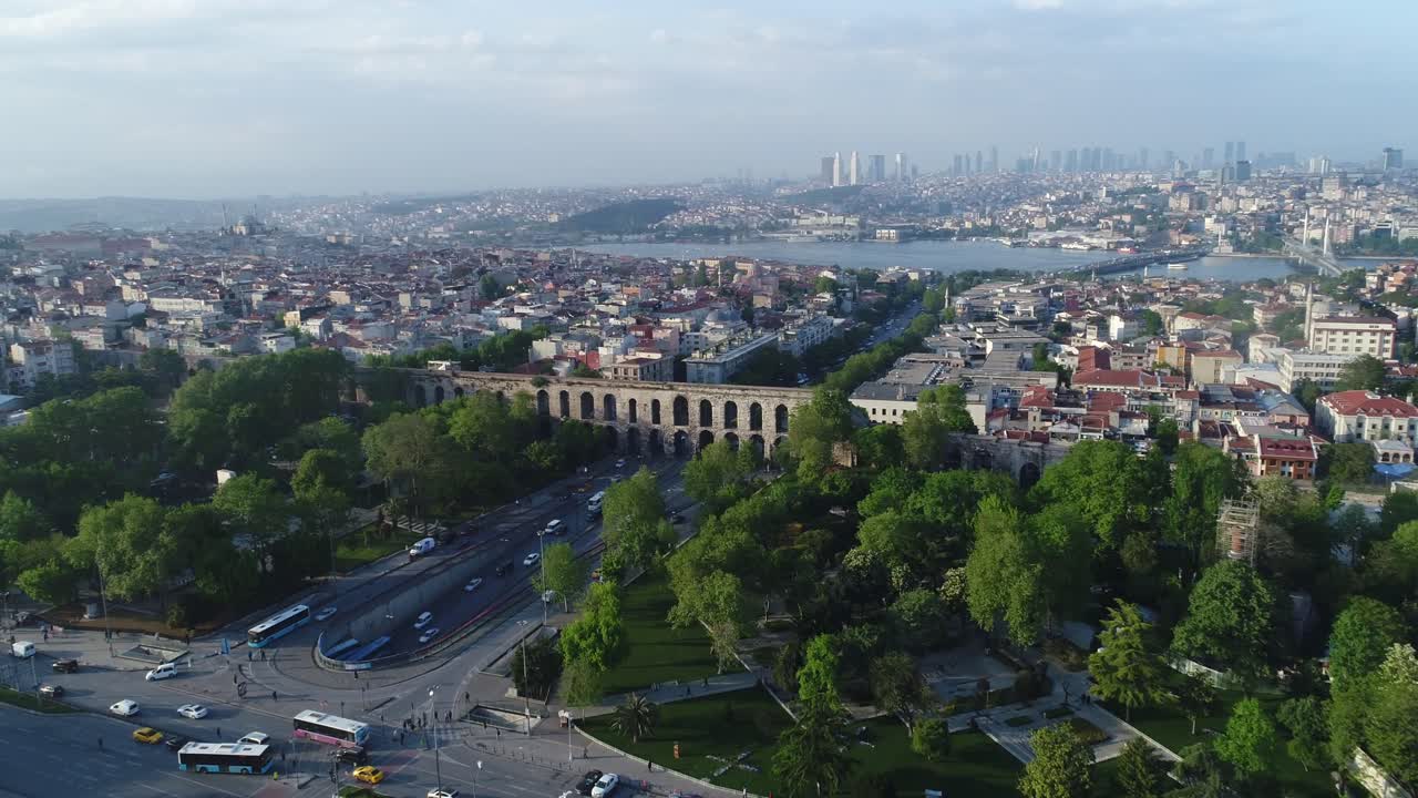 color log valens acueducto aéreo istanbul turquía imperio romano medio oriente asia bizancio dron disparado tráfico de la ciudad