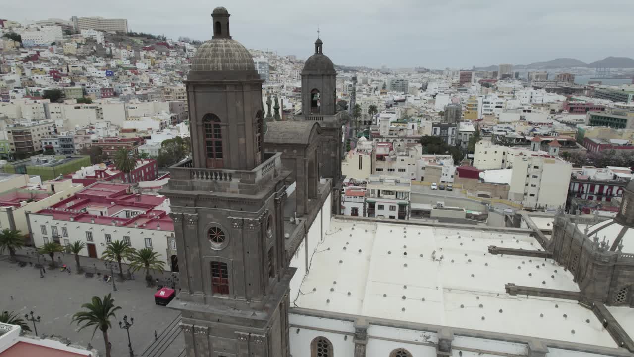 vista aérea de la catedral de las palmas de gran canaria, rotación lenta alrededor de la torre de la iglesia.