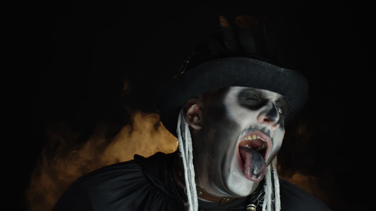 hombre siniestro y loco con maquillaje de esqueleto. tipo haciendo caras enojadas, sacudiendo la cabeza, mostrando la lengua