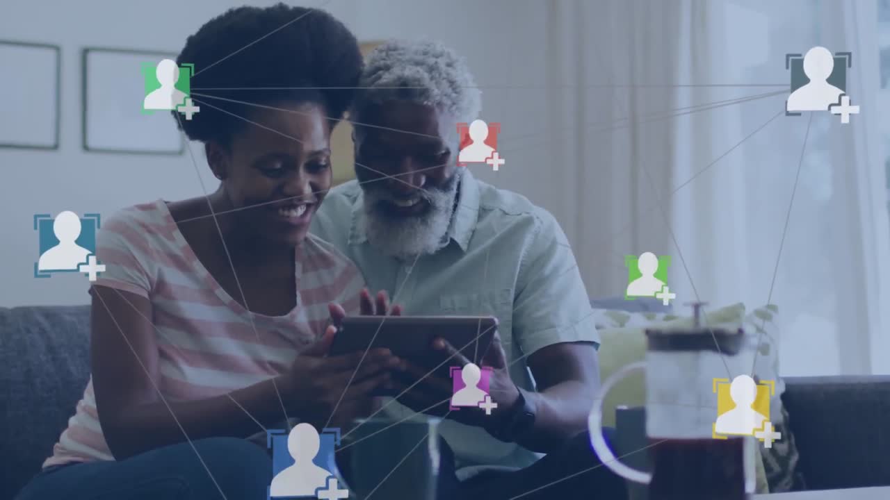 태블릿을 가진 아프리카계 미국인 남성과 여성에 대한 소셜 미디어 아이콘과 네트워크의 애니메이션