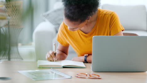 estudiante serio, centrado e inteligente aprendiendo codificación