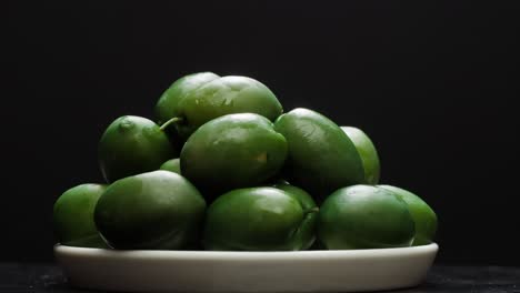 aceitunas verdes redondas en vinagre de grecia como fondo, vista de arriba. imágenes de alta calidad en 4k