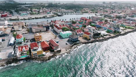 El-Dron-Vuela-Sobre-El-Mar-Mirando-La-Calle-Pietermaai-En-Willemstad-Curacao-Imágenes-Aéreas-4k