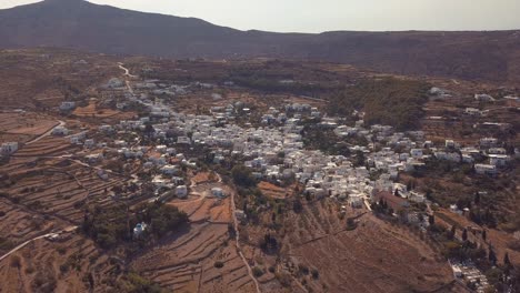 Große-Drohnenaufnahme-Des-Landwirtschaftlichen-Dorfes-Lefkes-In-Griechenland