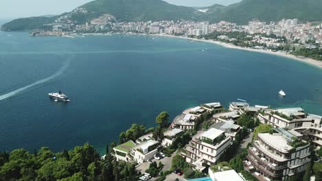 Paisaje-Marino-Aéreo-De-Montenegro-Becici-Budva-Resort-Ciudad-Costera-En-El-Mar-Adriático-Durante-Un-Día-Soleado-De-Verano