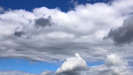 lapso de tiempo con nubes y cielo azul claro