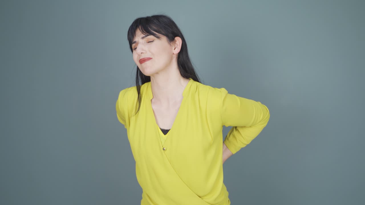 허리 통증이 있는 여성.