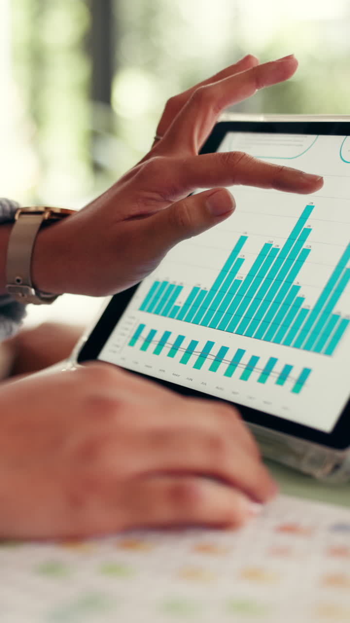 Primer plano de unas manos que analizan datos empresariales en una tableta digital