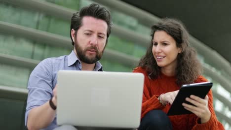 pareja que usa dispositivos digitales juntos