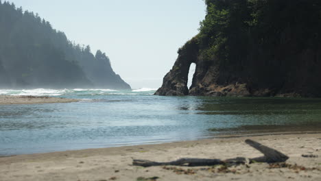 Wunderschöner-Oregon-Strand-Mit-Bogenfelsen-Und-Wellen-In-Zeitlupe