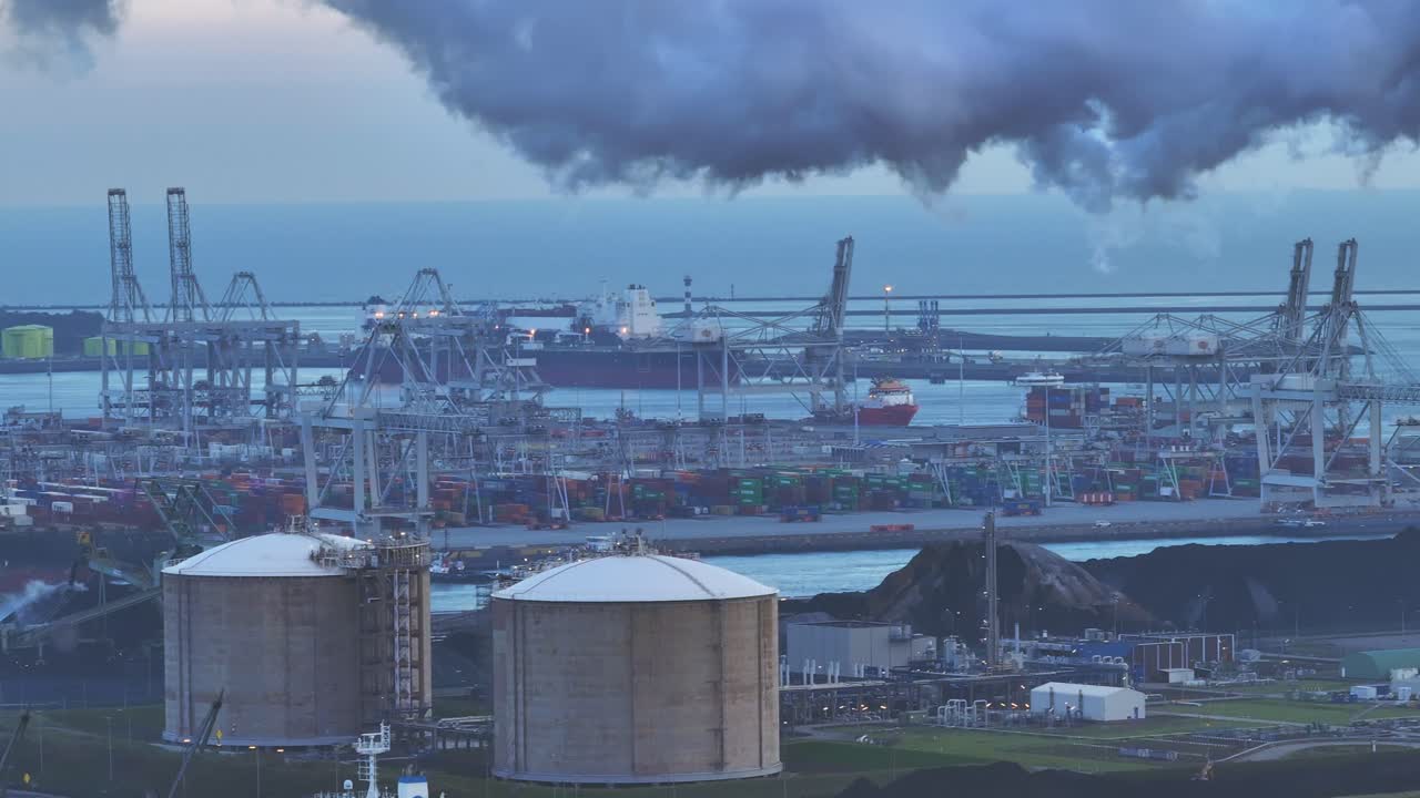 발전소 위의 스카이라인을 가로지르는 회색 연기의 큰 구름