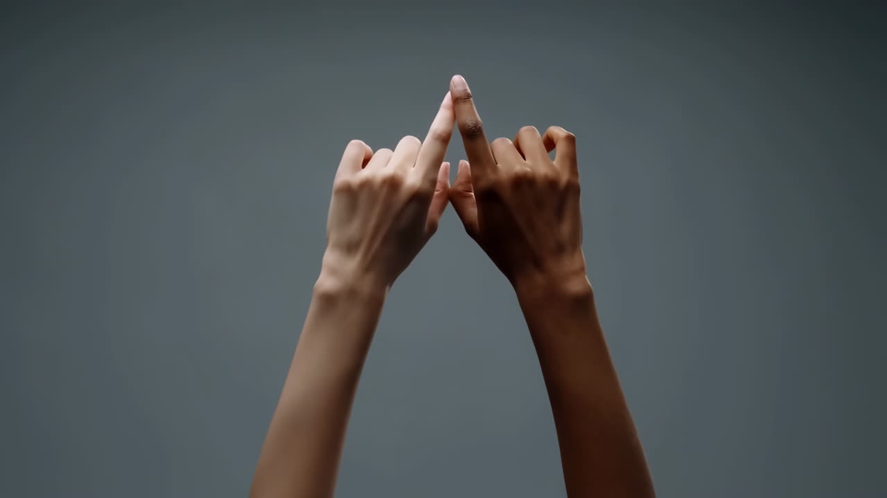 Manos diversas señalando hacia arriba y tocándose los dedos índices