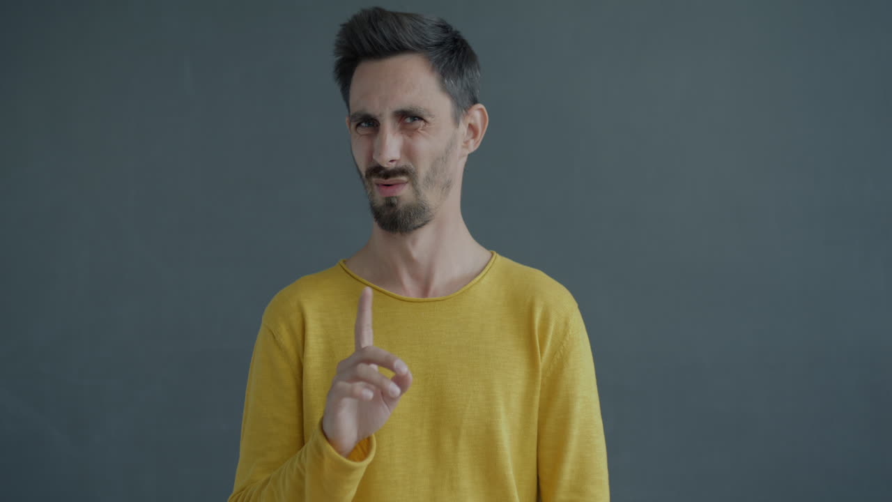 Uomo che esprime sorpresa e disgusto