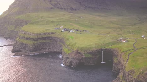 法羅群島 (faroe islands) 位於大西洋中部,有美麗的<unk>布和崎<unk>的海岸線.