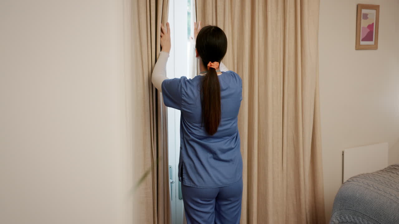 Krankenschwester, Morgen und Vorhänge öffnen an einer Tür