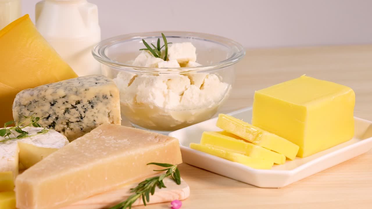 색 배경 에 배열 된 여러 가지 유제품