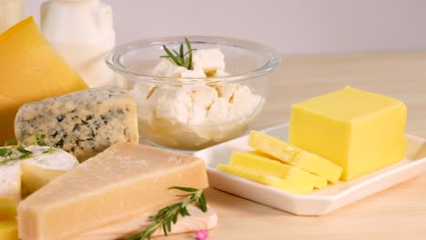 varios productos lácteos dispuestos sobre un fondo blanco