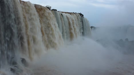 toneladas de agua caen en las cataratas de iguazu entre brasil y argentina