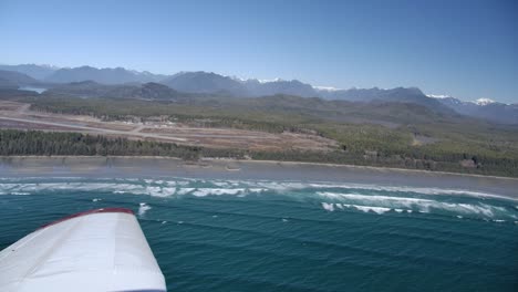 Tofino-Long-Beach-Flughafen-Und-Küste-Vom-Fliegenden-Flugzeug-Aus-Gesehen