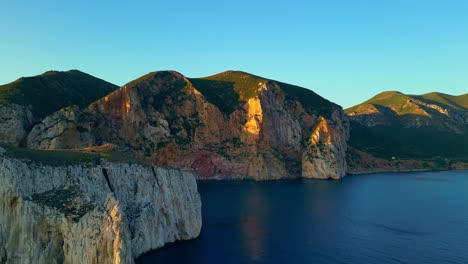 porto flavia paisaje panorámico al atardecer, acantilados rocosos naturales de piedra caliza en la costa de masua, sur de cerdeña, italia