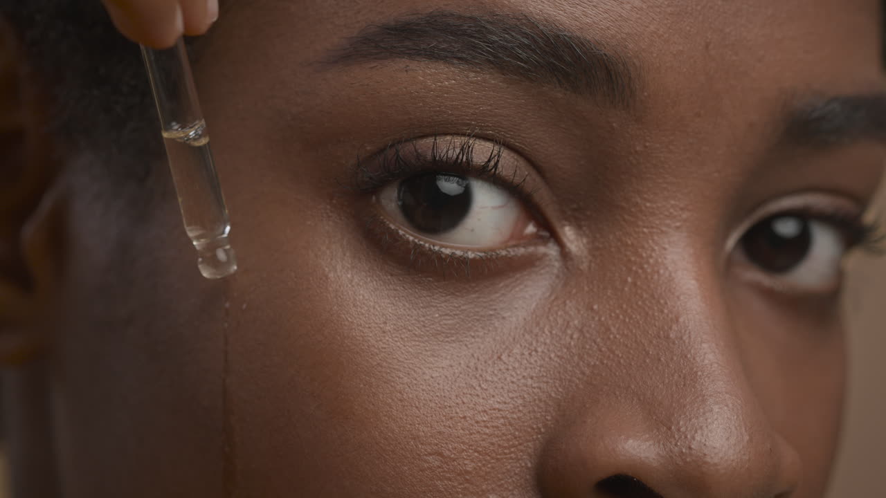 mujer aplicando suero a la cara