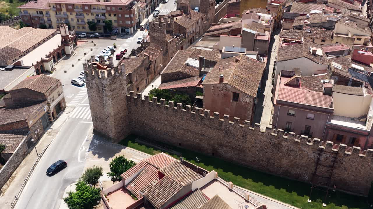 Vista aérea de una ciudad con una antigua muralla medieval y edificios