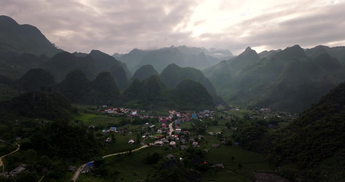 Núi đá vôi ở Việt Nam bao quanh làng dân tộc thiểu số Lũng Hồ, cảnh quay từ trên không