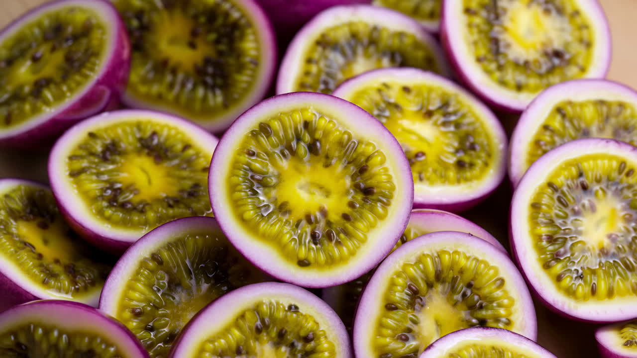 Nærbillede af frisktskårne halve passionsfrugter
