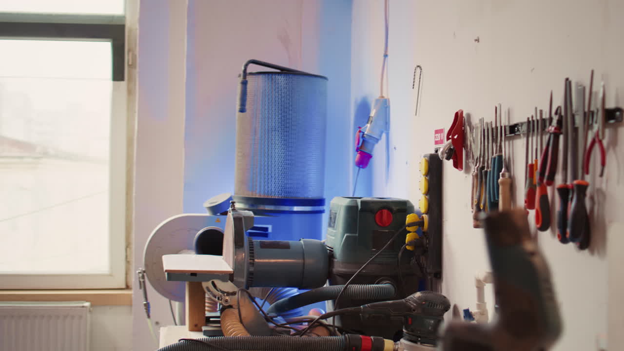 cerrado de router eléctrico con herramientas de carpintería en el rack