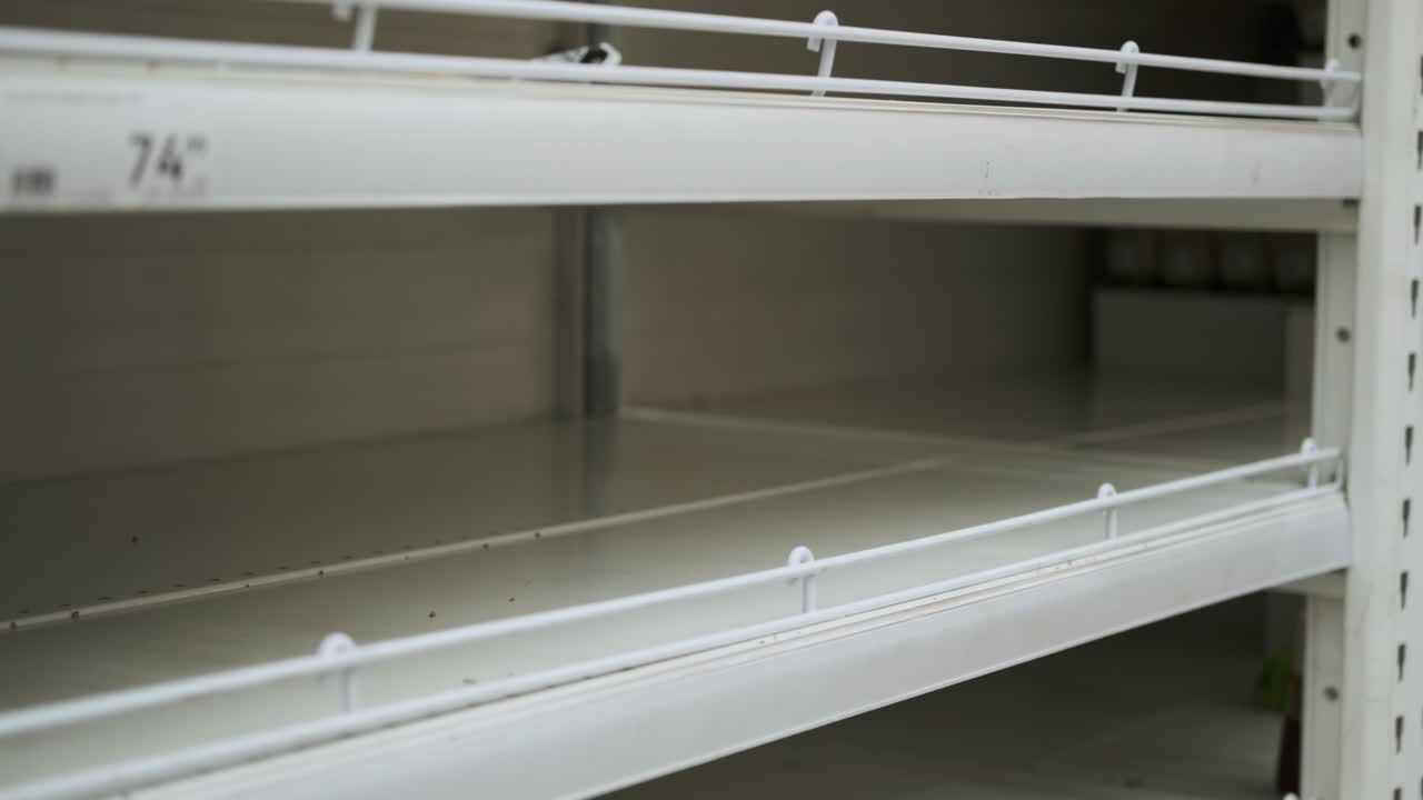 비어있는 상점 선반에서 올라오는 패키지를 가져가는 것