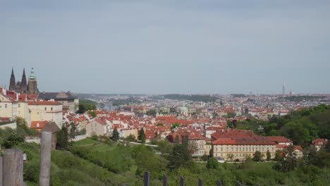 Amplio-Panorama-Del-Casco-Antiguo-De-Praga-Con-El-Icónico-Castillo-De-Praga-Y-La-Magnífica-Calle