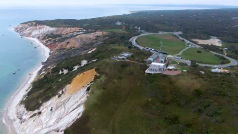 Paisaje-De-Los-Acantilados-De-Aquinnah-En-El-Viñedo-De-Martha,-Massachusetts---Panorámica-Aérea