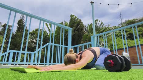 mujer haciendo yoga y ejercicio al aire libre