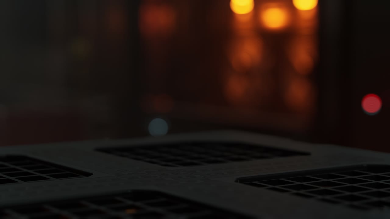 fondo de movimiento futurista o superficie cibernética con metal y luces