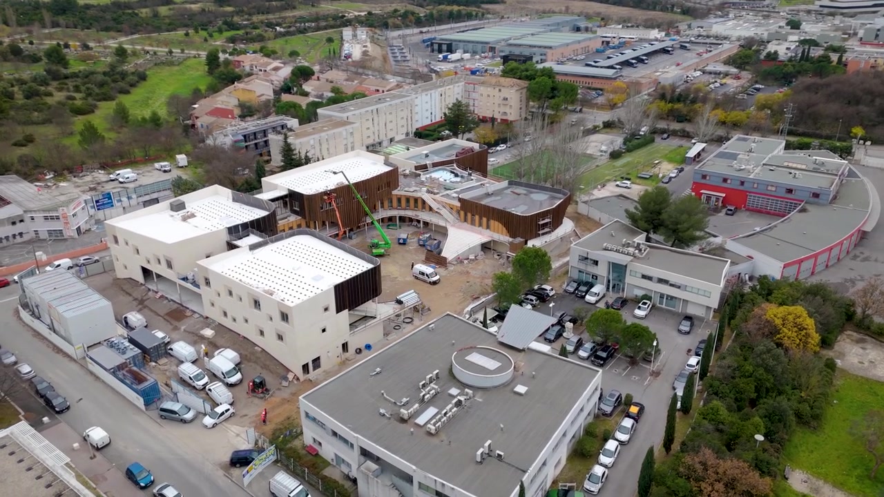 Dron sobrevuela un moderno complejo de edificios en construcción en Montpellier, Francia.