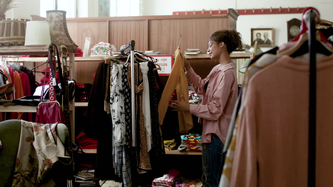 mujer afroamericana en una tienda