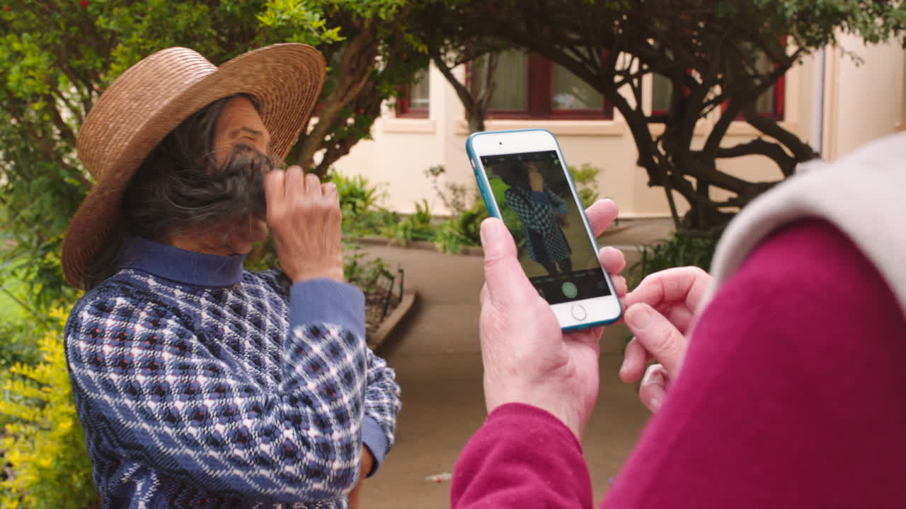 teléfono, viajes y fotografía con una mujer mayor