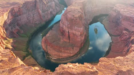 Toma-Cinematográfica,-Vista-Aérea-De-La-Famosa-Curva-De-Herradura-En-El-Río-Colorado-Y-La-Atracción-Turística-Más-Emblemática-Del-Gran-Cañón-En-Page-Arizona,-Estados-Unidos