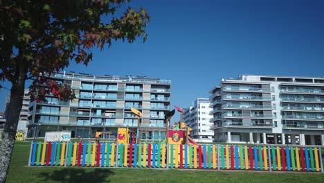 Kinderspielplatz-Mit-Mautwohnungsgebäude-Im-Hintergrund