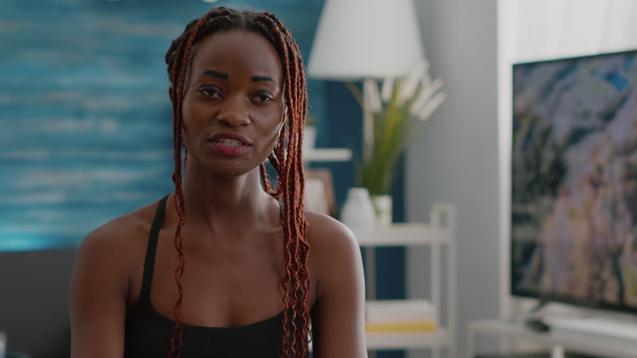 ⁇ 은 흑인 트레이너가 몸의 근육을 운동하고 아침 요가 운동을 녹음하고 있습니다.