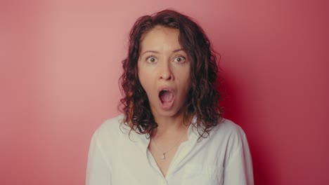 una mujer con una expresión sorprendida.