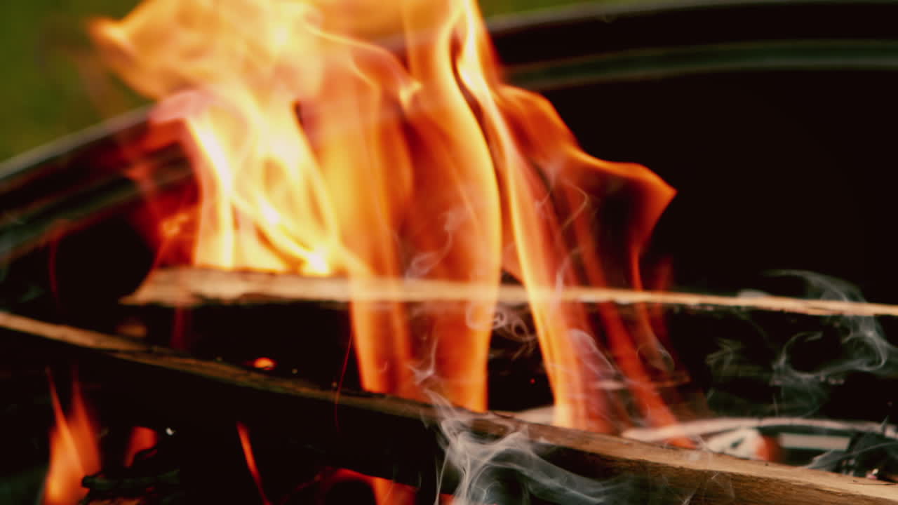 Au ralenti, barbecue en flammes dans le parc