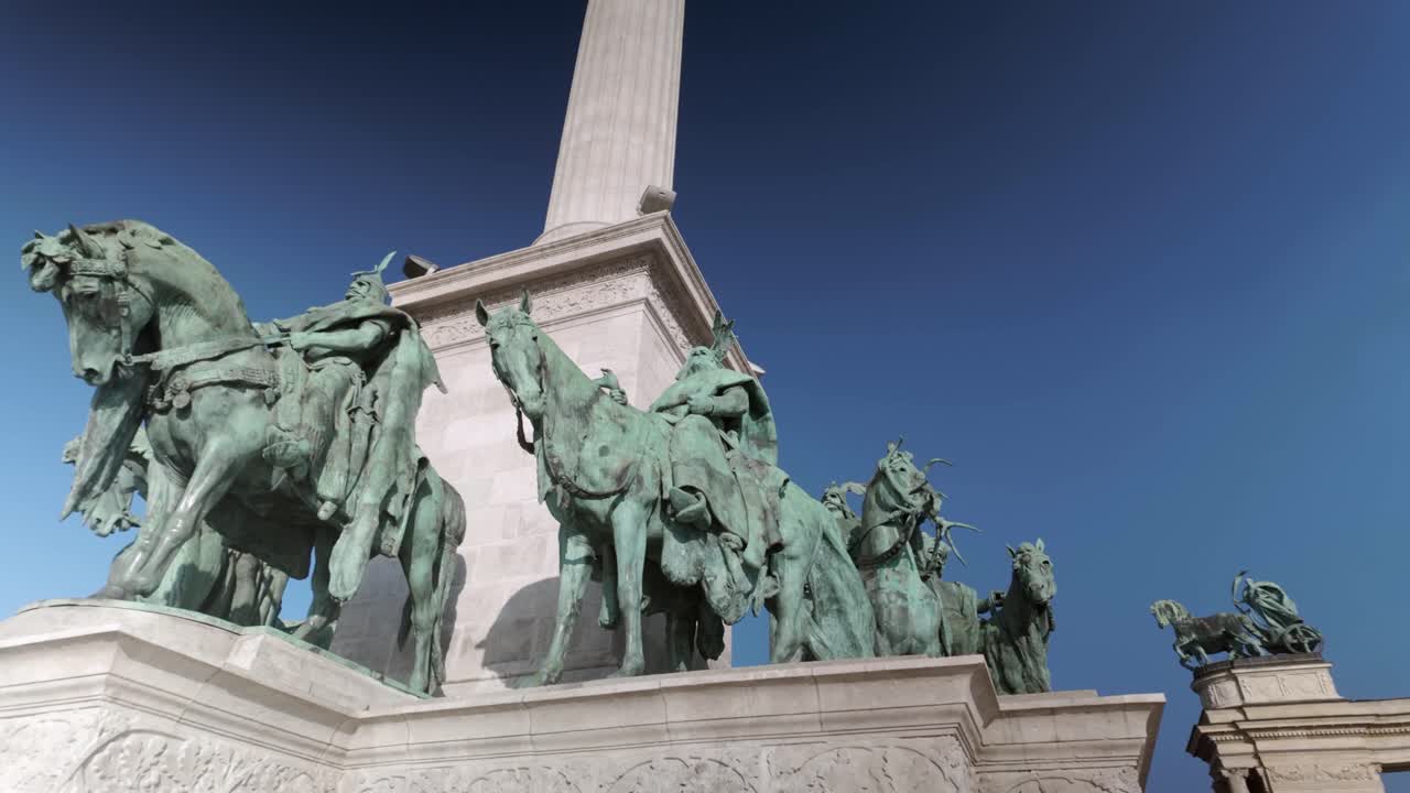 부다페스트 광장에서 마자르족의 족장 동상의 낮은 각도 시각