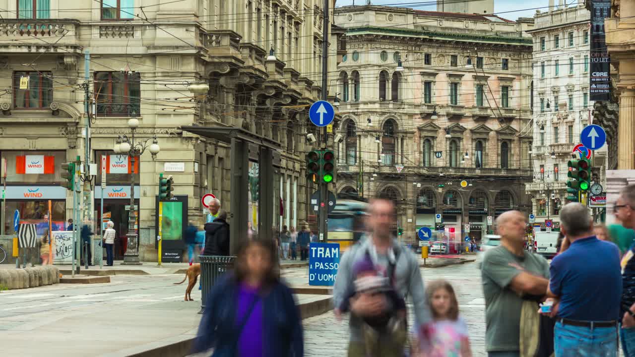 이탈리아 밀라노 시의 낮 조명, 유명한 트램 교통, 거리 파노라마, 4k 타임스