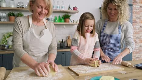 Video-Von-Mädchen,-Die-Spaß-Beim-Teigbacken-Mit-Der-Familie-Haben