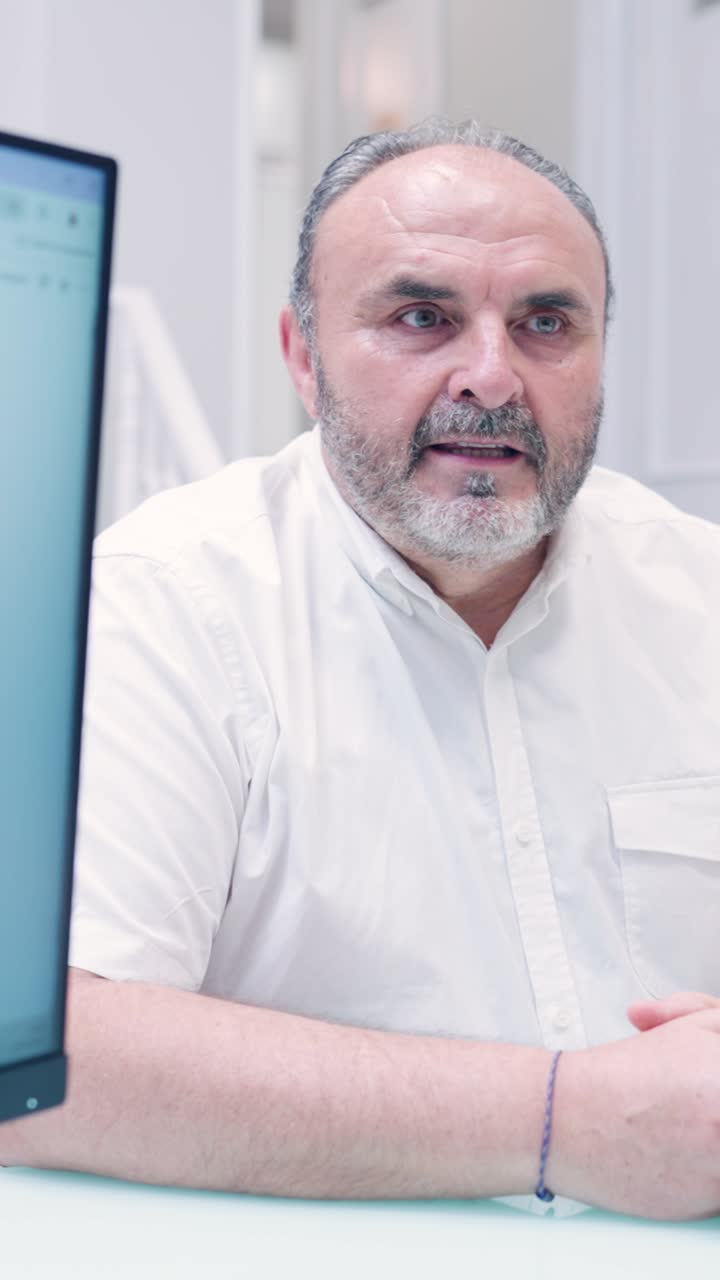 Retrato de un hombre sonriente