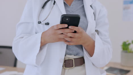 Technologie,-Ärztin-Tippt-Auf-Dem-Smartphone
